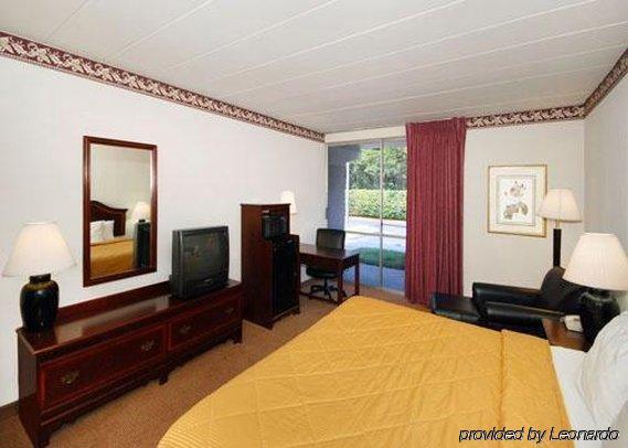 Quality Inn North Yellow Tavern Стая снимка